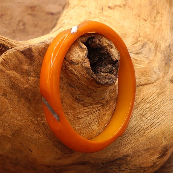 1930-50 Vintage Bakelite Butterscotch Orange Carved Bangle W/ Metal Inlay 8 Inch - Picture 8 of 12